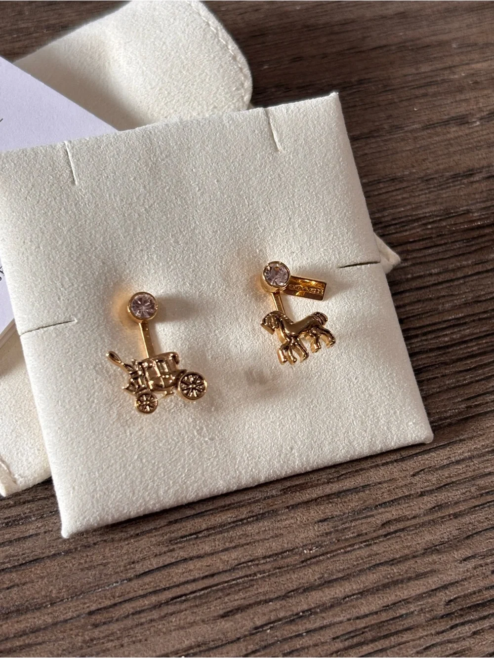 ✨ NWOT Authentic Coach Gold Horse & Carriage Convertible Ear Jacket Earrings Set - Picture 3 of 8